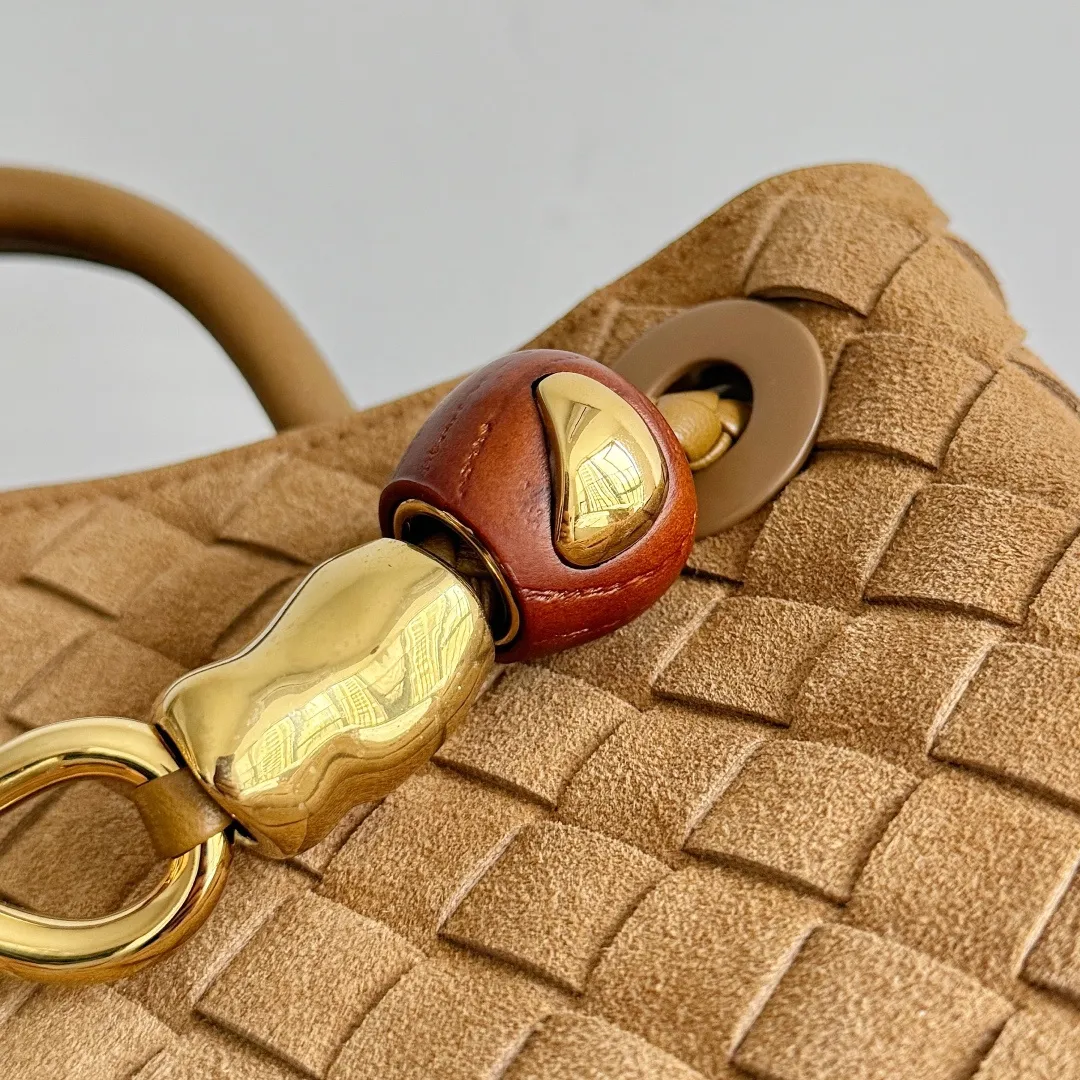 The new Andiamo batch of 3060 BV is shipped‼ ️The classic intercciato weaving process is used to create a soft bag, the metal knot is made of micro-cast aluminum using jewelry technology🪢, and the decorative beads are made of metal and hand-polished oak, allowing you to jump repeatedly between elegance and fun💃, making it unpredictable. Classic and versatile, it shows off your temperament, and the bag has a large capacity, making it very convenient for daily commuting! It has a variety of carrying methods, the shoulder straps can be adjusted by yourself, the original lambskin feels soft and delicate, and the unisex style breaks gender boundaries and brings a more practical and long-lasting use experience. The Andiamo, which has both elegant and casual styles, perfectly interprets the "fashionable old money style". Style number: 743568+wood hardware Color: suede mustard green Size: 25*22*10.5cm